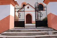 Schodiště do areálu kostela