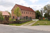 Pohled na faru z ulice