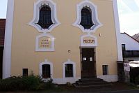 Průčelí synagogy