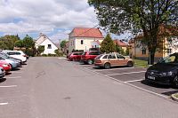 Pohled na synagogu z parkoviště