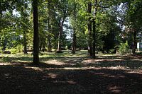 Park mezi vilou a řekou