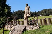 Pohled na sochu ze silnice