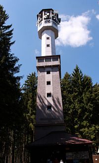 Pohled na rozhlednu z cesty