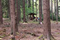Turistický přístřešek na naučné stezce