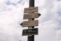 Turistické ukazatelé u kaple