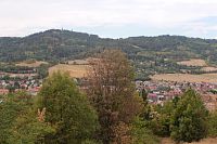 Pohled od kaple na město v pozadí Svatobor