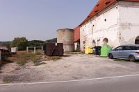 Jižní strana sýpky a kruhový objekt