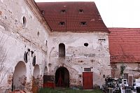 Pohled na jižní křídlo s oknem