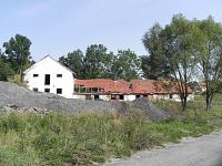 Opuštěný objekt nedaleko cesty