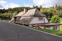 Dolní Chlum, stavení pod silnicí