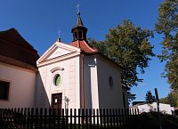 Pohled na kapli z cesty