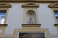Soška Panny Marie ve výklenku