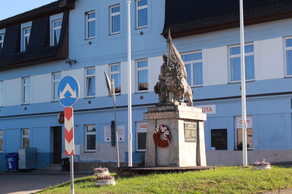 Pomník obětem 1. světové války a vojáků americké armády v Pracejovicích.