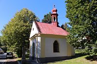Pohled na kapli ze silnice