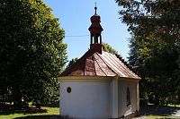 Pohled na kapli z parčíku