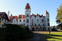 Průčelí zámku