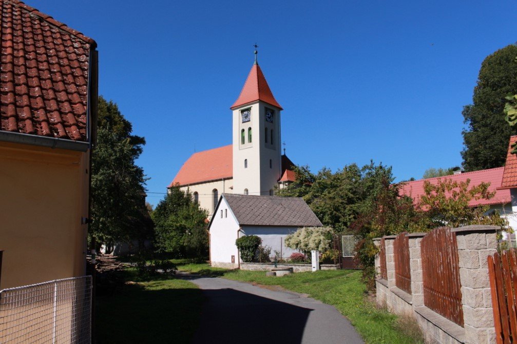 Neurazy, kostel sv. Martina a dřevěná zvonice.