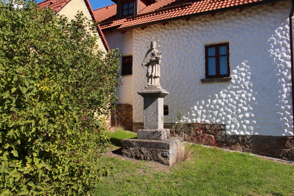 Neurazy, socha sv. Jana z Nepomuku.