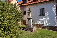 Neurazy, socha sv. Jana z Nepomuku.