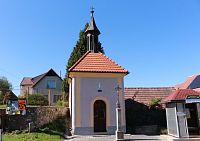 Průčelí kaple, pohled ze silnice