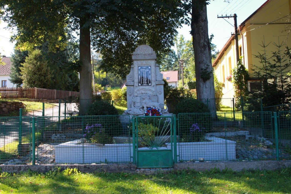 Bližanovy, pomník padlým.