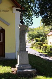Kříž před kaplí