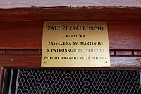 Tabulka nad vchodem do kaple