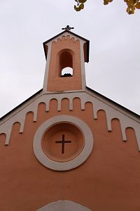 Průčelí a věžička kaple