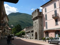 Bellinzona, hradby mezi domy