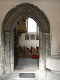 Budětice, vchod se starou křtitelnicí