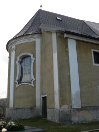 Zavlekov, stěna kostela s oknem
