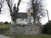 Dlouhá Ves, kostel s pomníkem