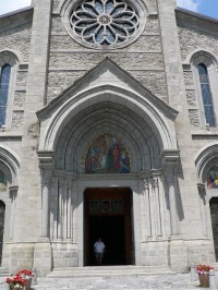 Re, vchod do katedrály