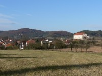 Žichovice, pohled na sýpku od kaple sv. Vojtěcha