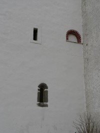 Zdouň, románské prvky na věži kostela