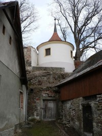 Hrádek u Sušice, bašta ve zdi nad sklípkem