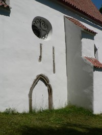Petrovice, zazděný gotický vchod