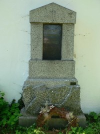 Petrovice, náhrobek ve zdi kostela