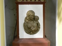 Janovičky, relief Madony v kapli