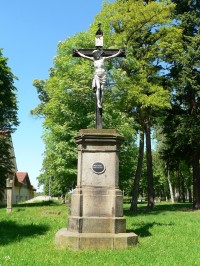 Nalžovské Hory, kříž před kostelem