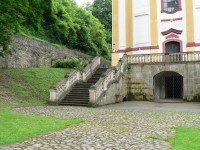 Vraclav, část schodiště a opěrná zeď