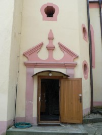 Nýrsko, vchod do kostela