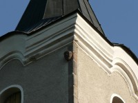 Zdebořice, věž kostela s kamennou hlavou