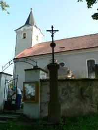 Zdebořice, kříž před kostelem