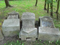 Zdebořice, náhrobní kameny u kaple