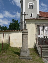 Hradešice, kříž před kostelem