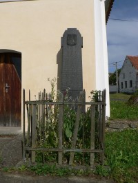 Černíč, pomník padlým před kaplí