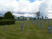 Pohled přes hřbitov k horám