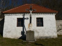Zbynice, kříž v čele hřbitova
