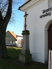 Čejkovy, křížek před kaplí